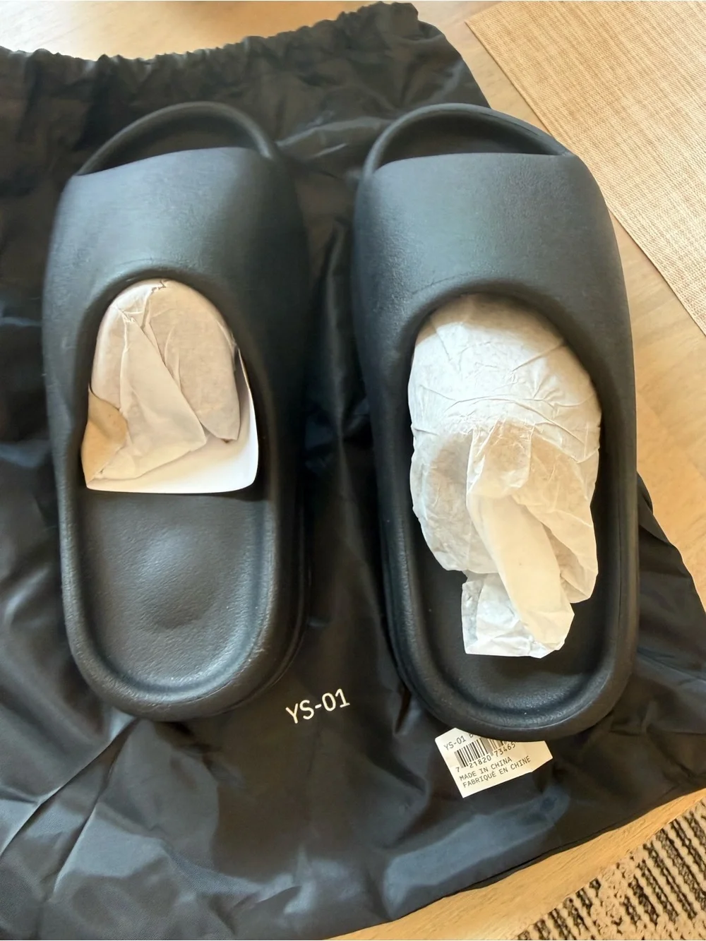 Yeezy Black Slide Sandals - Minimal Slip-On Design